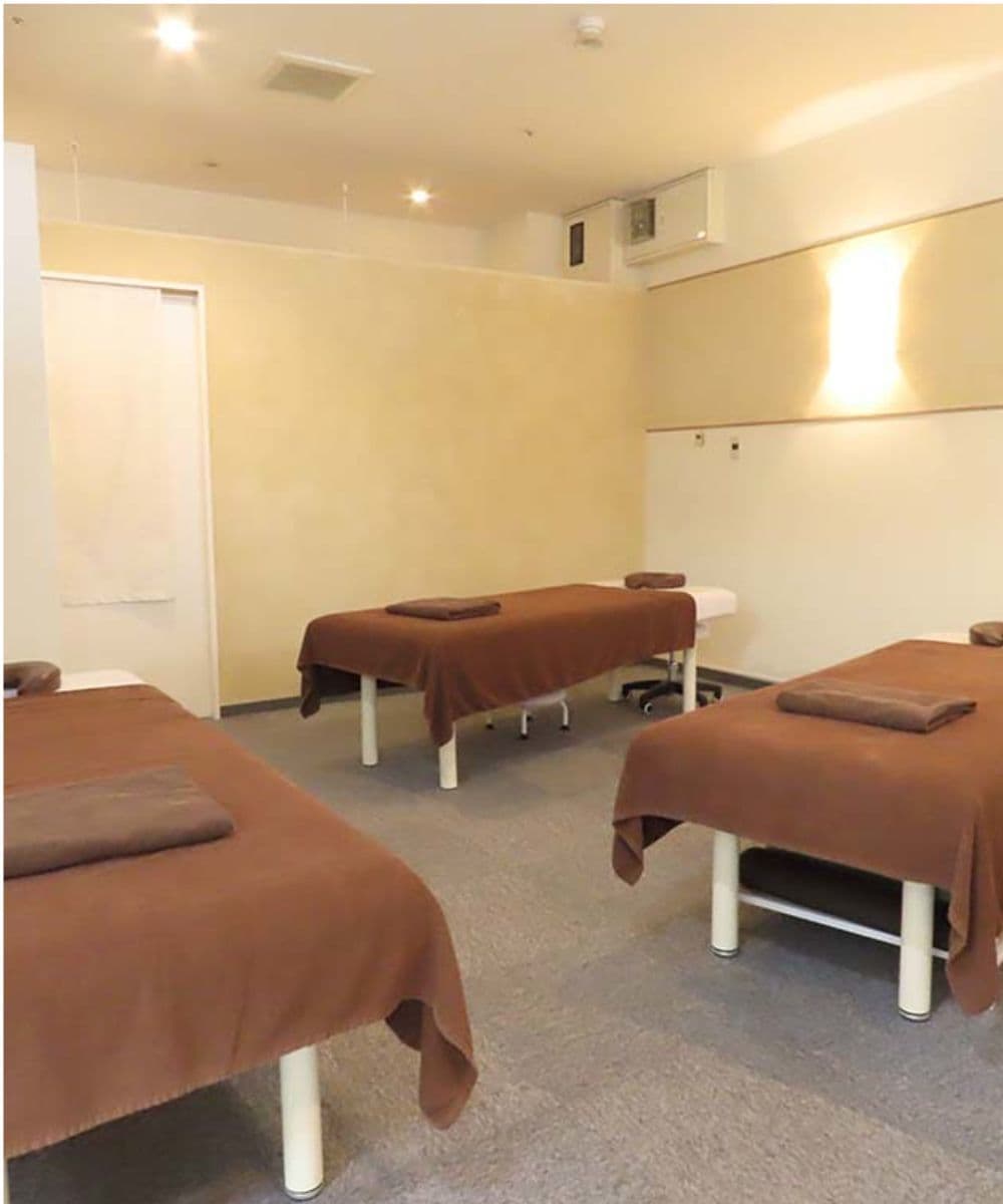 ベッド3台並ぶ店内