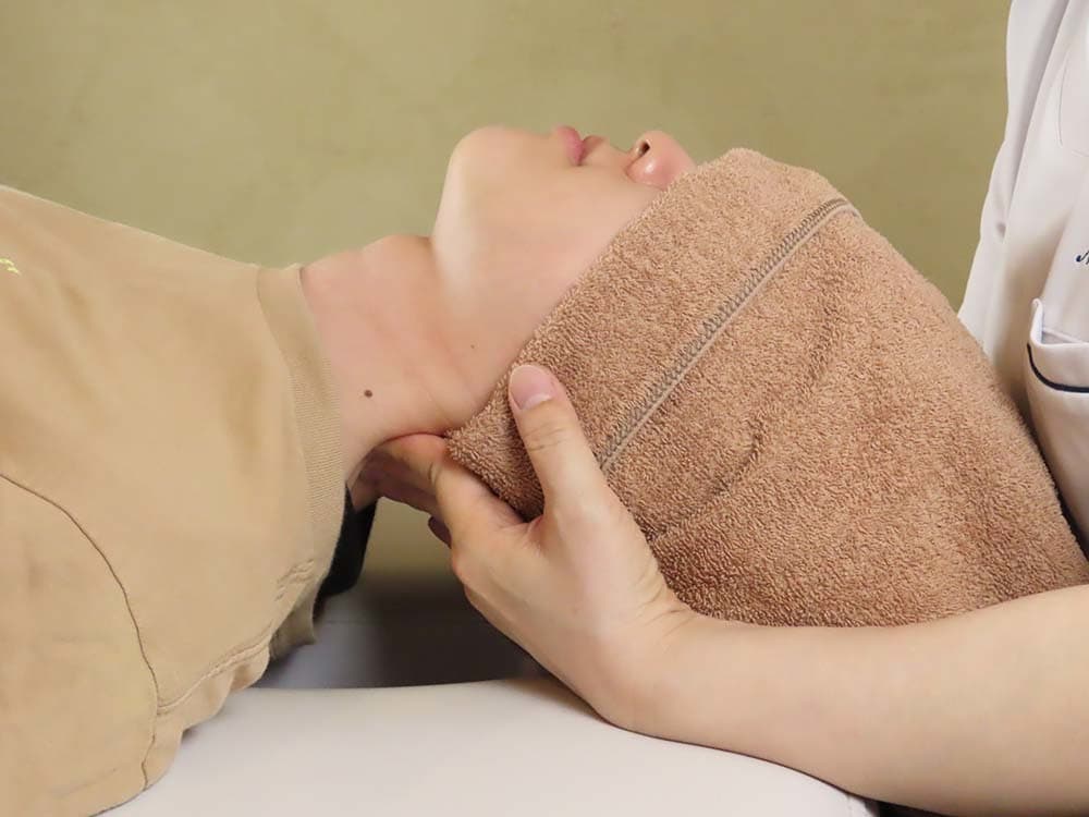 首すじのコリをほぐしていく